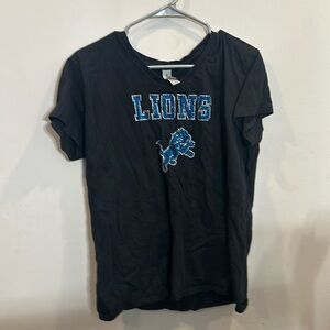 Black V-neck shirt, lions